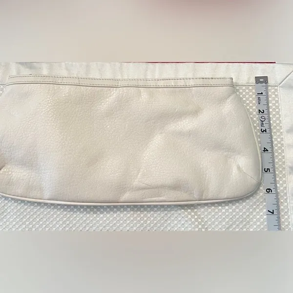 XOXO Y2K white faux leather wristlet clutch with silver heart EUC - Image 13