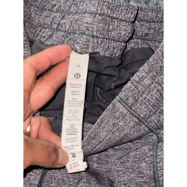 Lululemon Women's Hotty Hot Short II Heather Gray‎ Size 6 - Image 3