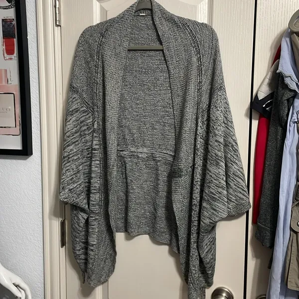 Lululemon Breeze Easy Wrap in Heathered Light Grey & Deep Coal - Image 3