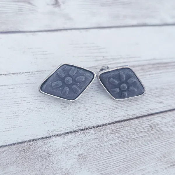 Vintage Clip On Earrings Dark Grey/Black Diamond Shape - Fair Condition - Image 4