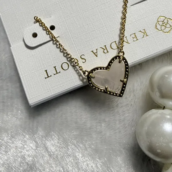 Kendra Scott Ari Heart Gold Pendant Necklace in Pale Rose Quartz - Image 4