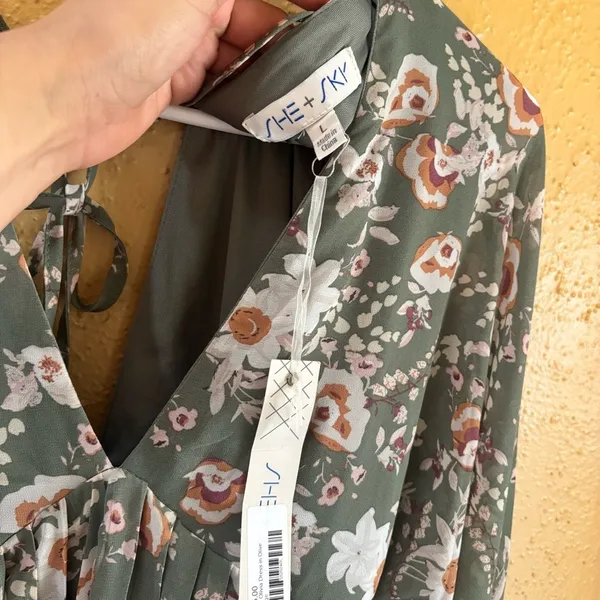 She + Sky Olivia Dress Olive Floral Pleated Mini V-Neck Open Back NWT Large - Image 2