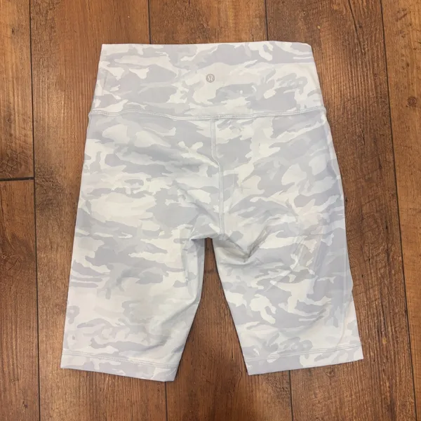 Lululemon Wunder Under Short 10” *Ribbed Size 8 Luxtreme Yoga Gray Bike Shorts - Image 3
