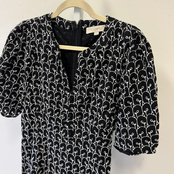 LOFT Black White Embroidered V-Neck Puff Sleeve Mini Sheath Dress Size 6 Casual - Image 3