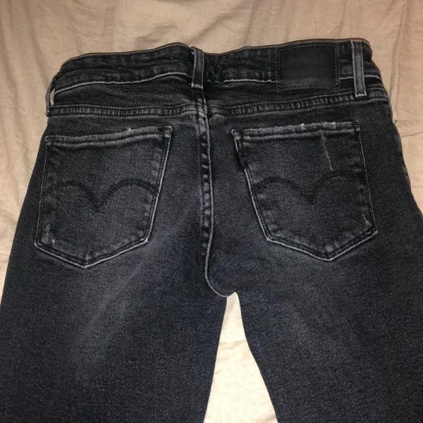 BLACK DISTRESSED LEVI JEANS - Image 2