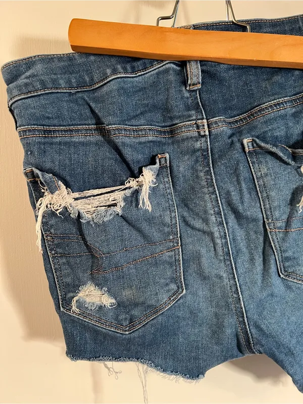 American Eagle Women’s Size 10 Hi Rise Cut Off Jean Shorts Denim Medium Wash‎ - Image 6