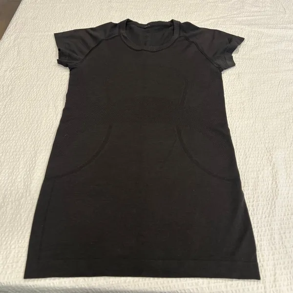 Lululemon black swiftly tech shirt for women size 4 - Image 2