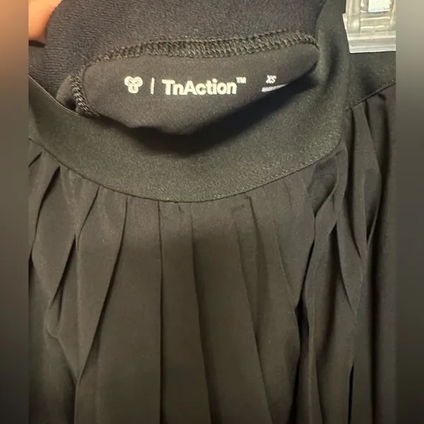 Aritzia TnAction skirt - Image 4