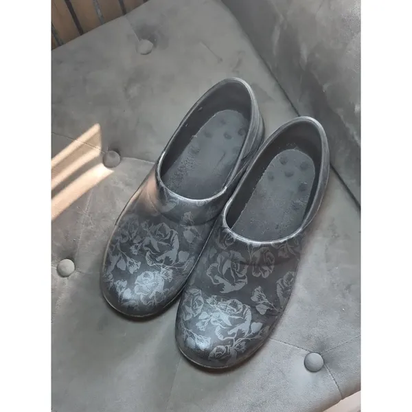 Crocs Women's Black and Grey Clogs - Image 4