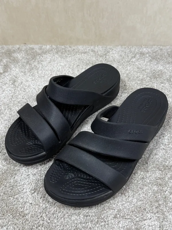 Crocs Women’s Gateway Strappy Sandals Lightweight Platform Sole in Black 7 - Image 3