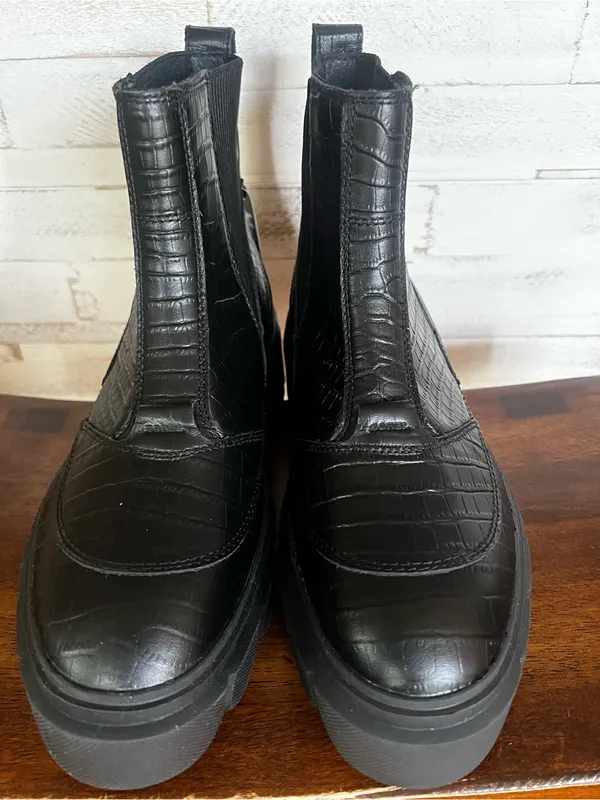 Sorel Women's Caribou X Platform Chelsea Boots in size 9. - Image 6