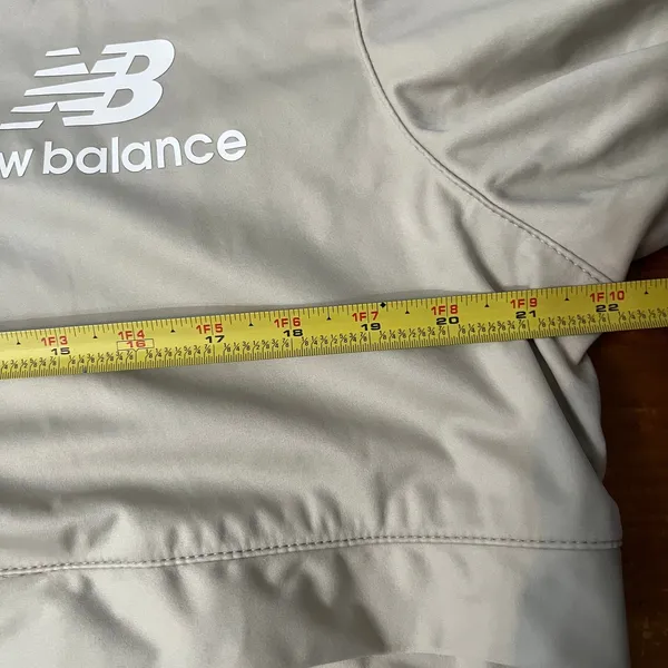 New Balance Women's Cream Hooded Running Windbreaker Jacket with Pocket‎ Size XL - Image 4