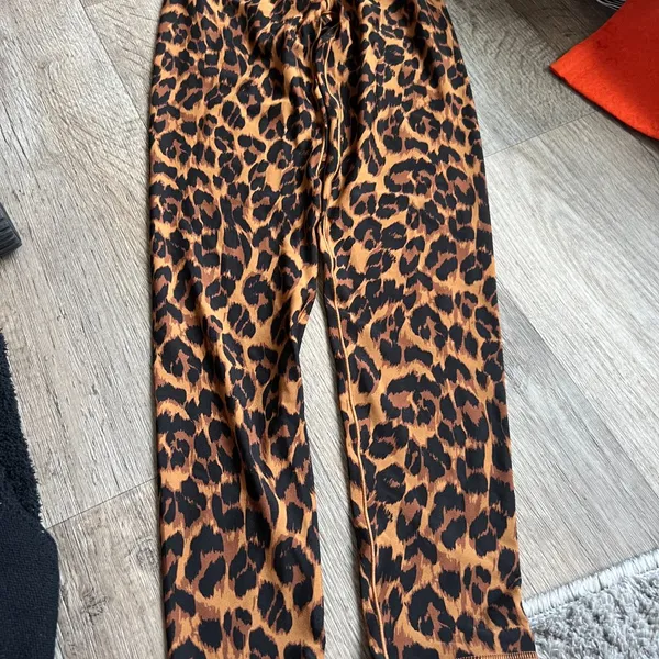 Aerie Offline animal‎ print criss cross leggings size small - Image 4