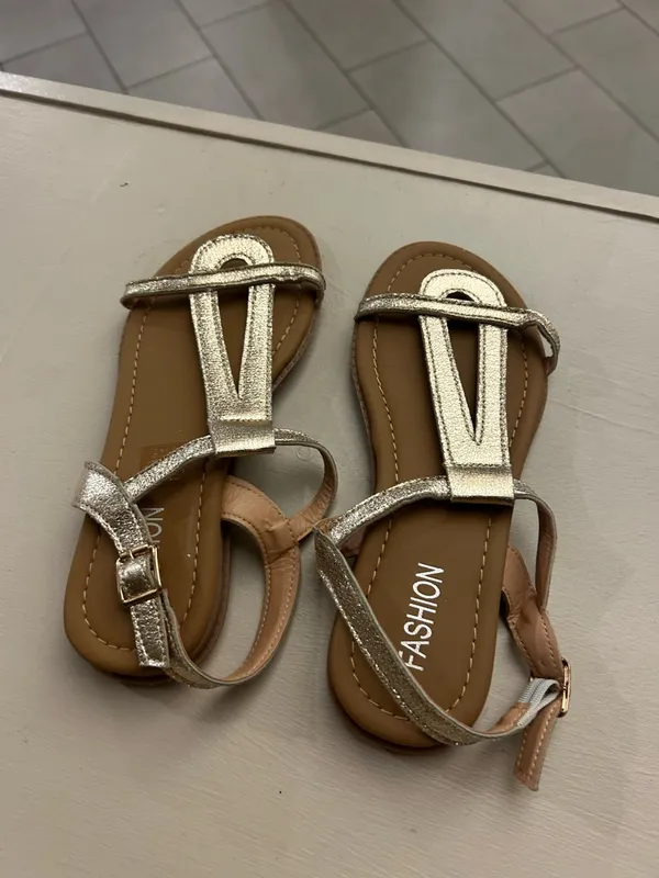 Metallic Silver T-Strap Sandals 8 1/2 Fashion - Image 4