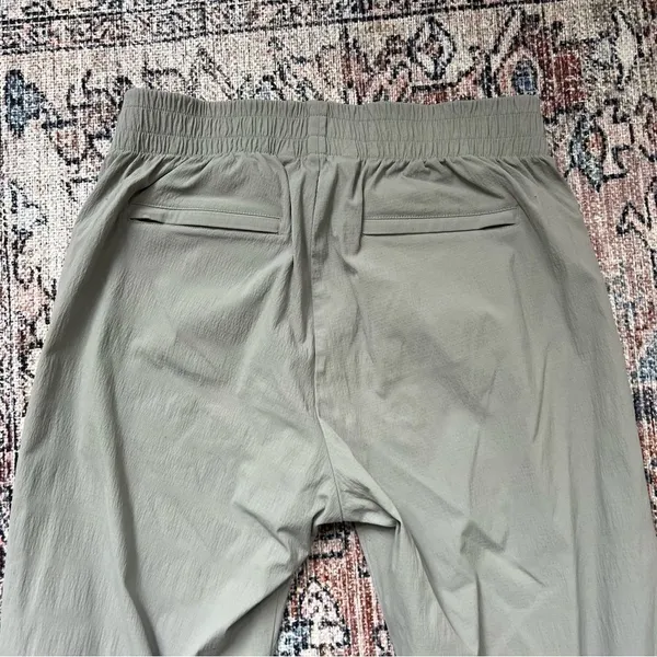 Athleta Mod Trekkie Crop Jogger Pants Ankle Zip Pull On Woven Light Gray Size 8 - Image 8