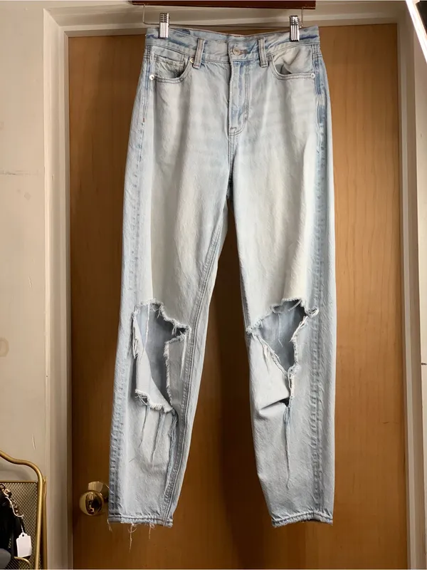 American Eagle High-Rise Distressed Light Wash Relaxed Mom Jeans Y2K Grunge - Image 3