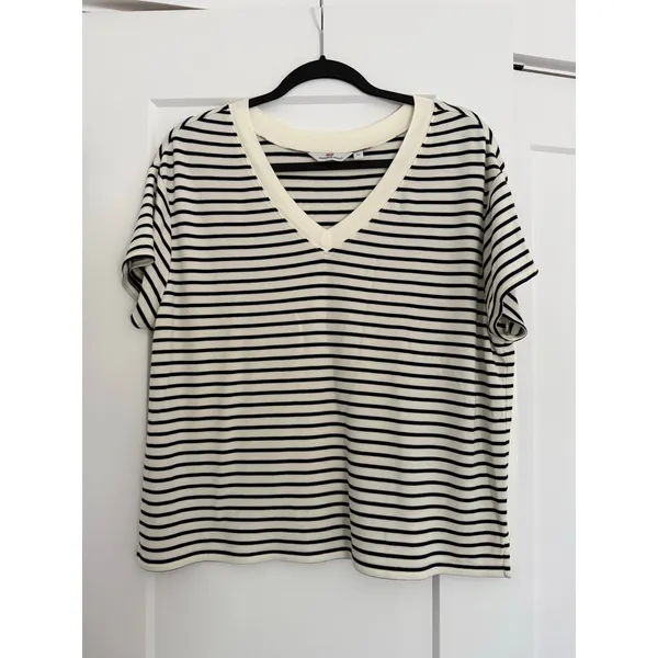 $98 Vineyard Vines White Navy striped Vneck Sweatshirt tee - XS - Image 2