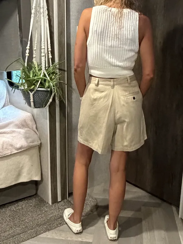 NWT Vintage 90's Bugle Boy‎ High-Waist Pleated Women's Shorts in Tan Size 4 - Image 2