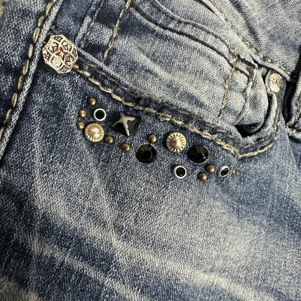 Silver Jeans Co Tuesday Low Boot Embellished Flap Pocket W31 L33 Medium Wash - Image 3