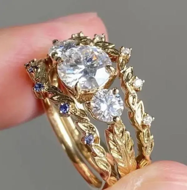 Golden Tone Ring with Diamond Inlaid Size 7 - Image 4