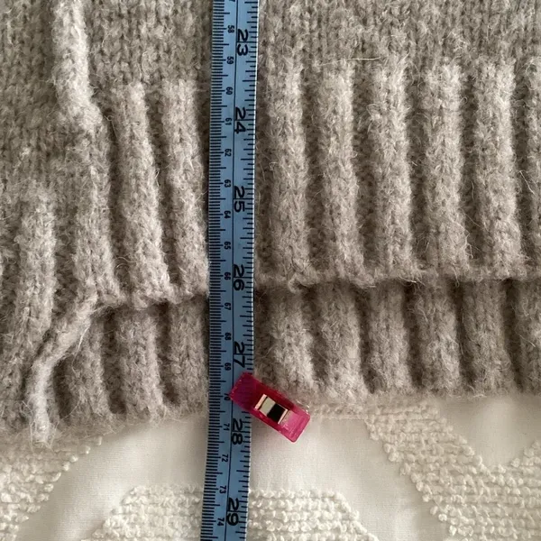 Cozy Women's Beige Crew Neck Sweater Gray Size M - Image 7