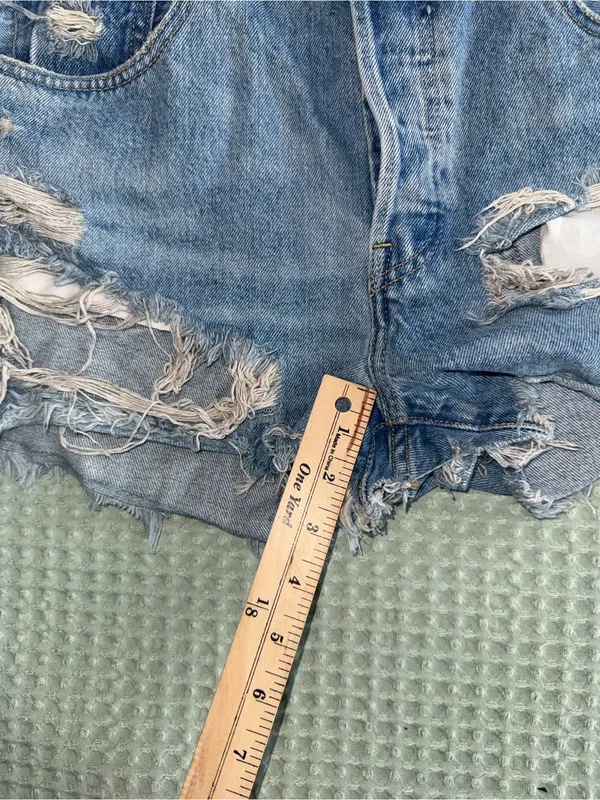 Levi's 501 distressed Short:‎ size 29 - Image 3
