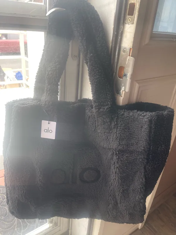 Alo yoga foxy Sherpa tote black NWT - Image 3