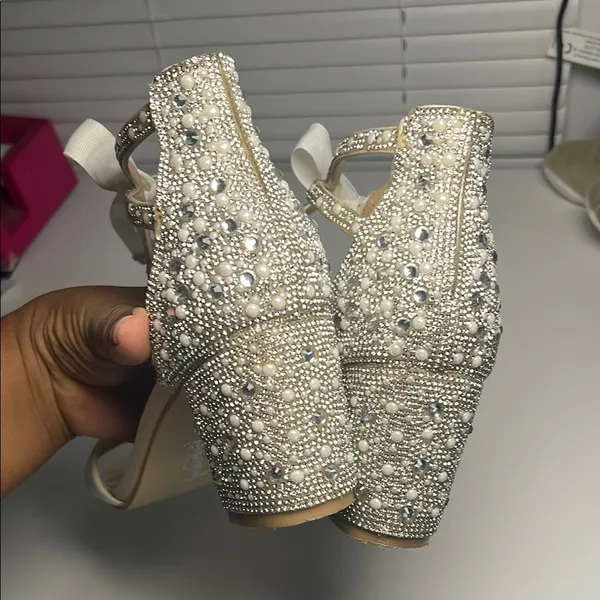 White Heels with Bow and Ankle Strap B23 Size 8.5 - Image 4