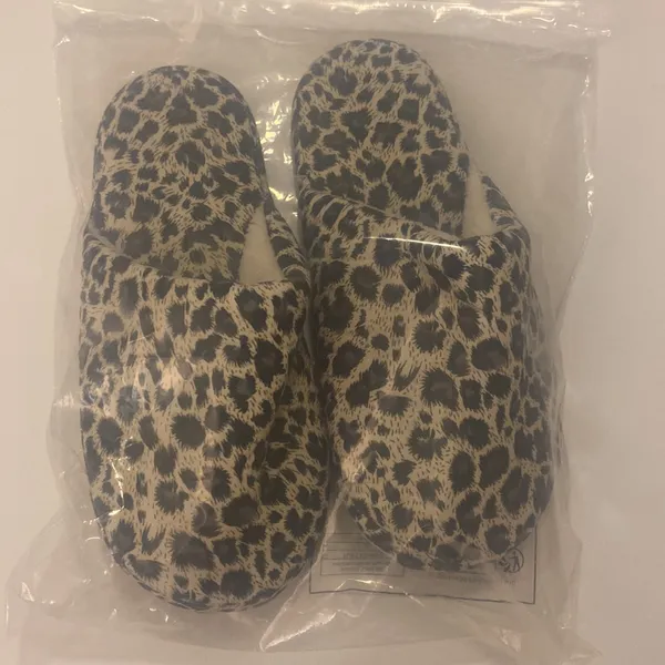 Leopard print slippers Size 6.5 - Image 5
