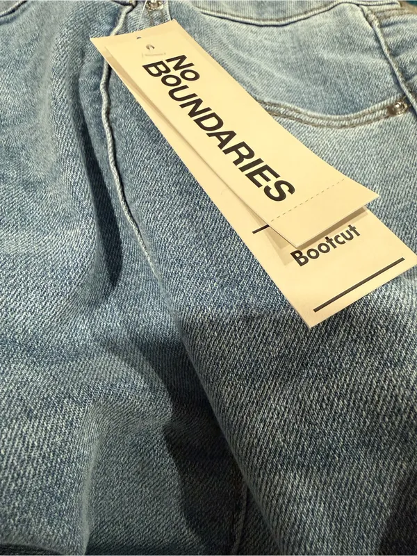 No Boundaries Women’s Light Wash Jeans - Light Blue - Image 3