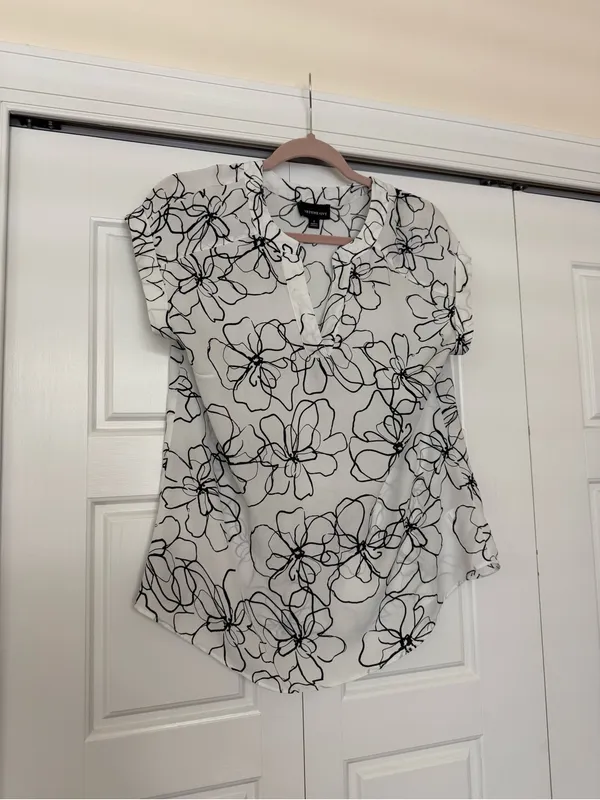 Fortune + Ivy White Floral V-Neck Cap Sleeve Blouse - Image 3