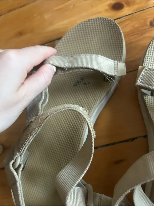 Teva universal tan beige sandals women’s 7 used see wear - Image 2