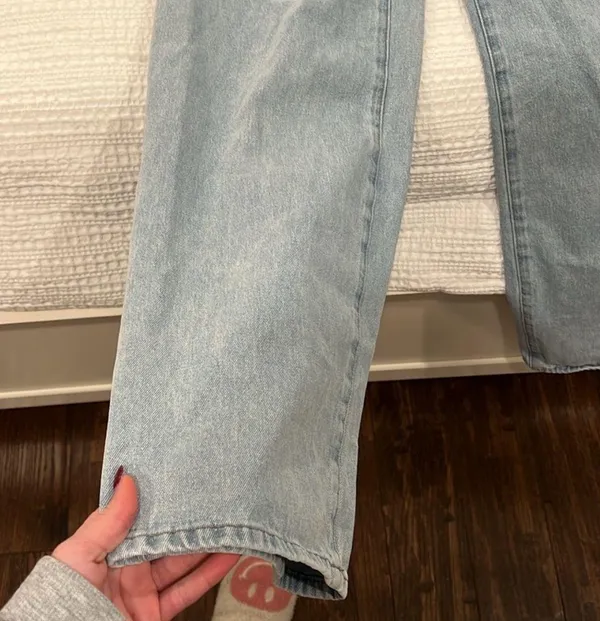 Edikted Raelyn Low Rise Light Wash Jeans XS - Image 4