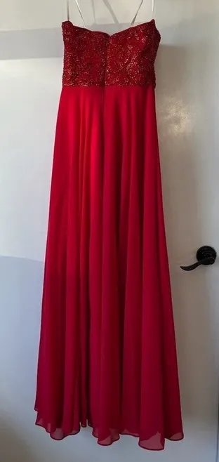 Elegant Red Prom Dress Size 4 - Image 2
