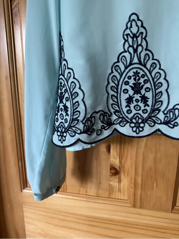 Xhilaration Mint Green Long-Sleeve Blouse with Navy Embroidered Hem size large - Image 3