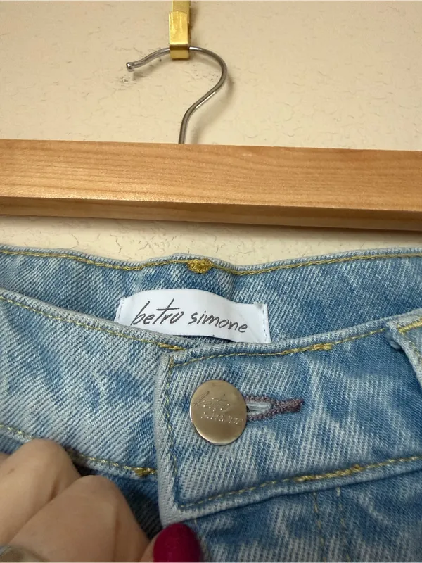 Betro Simone Size 30 High Rise Mom Jeans Light Wash Distressed 100% Cotton - Image 3
