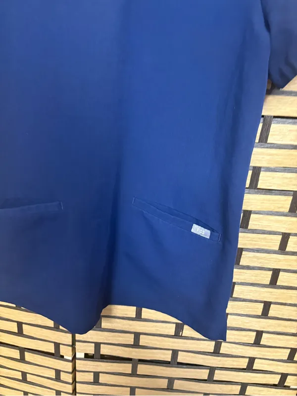 Figs navy technical collection scrub top size small - Image 4