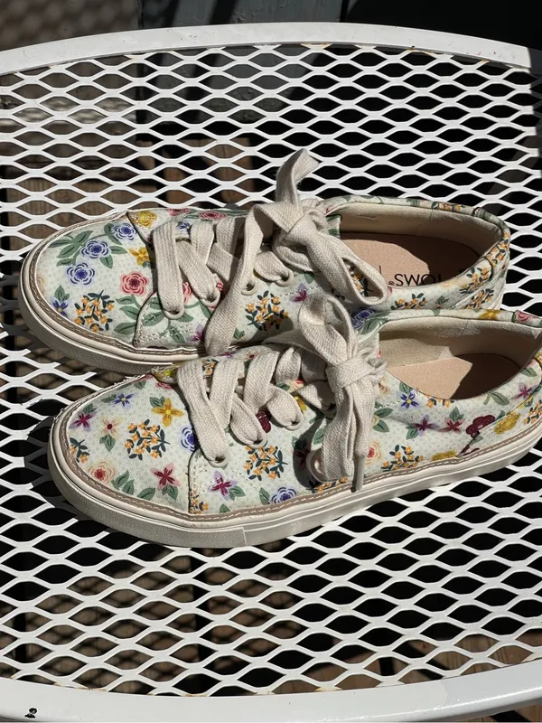Toms sneakers floral design shoes size 7.5 women’s spring - Image 2