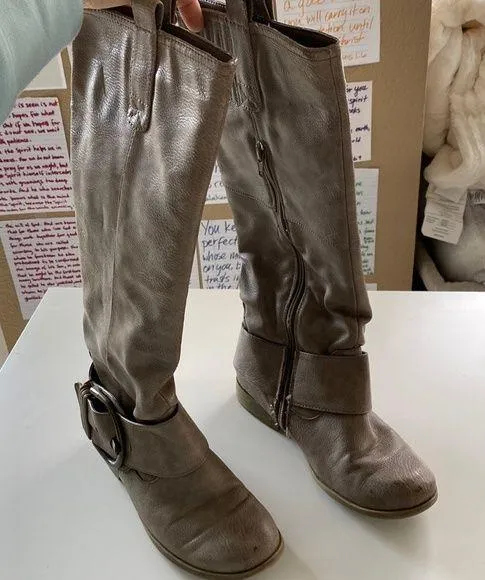 Beige taupe knee high boots Women’s size 6 zips up large buckle damaged - Image 2