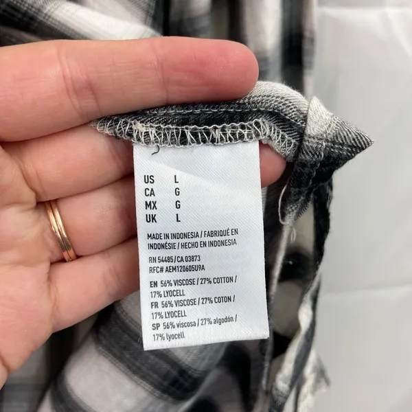 EUC American Eagle women’s black white‎ plaid relaxed boyfriend fit button shirt - Image 5