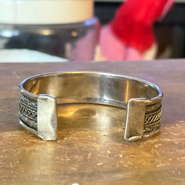 Vintage silver plated textured cuff bracelet - Image 3