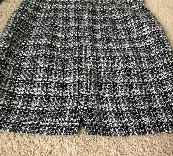 Banana Republic Black and white mid thigh knit skirt never Worn - Image 2