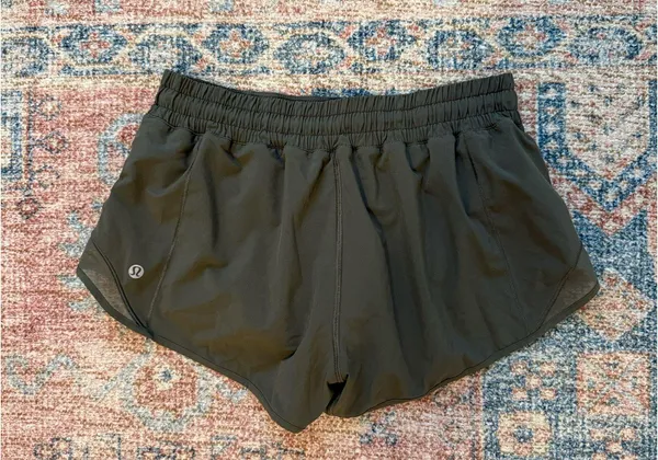 Lululemon Hotty Hot Shorts 2.5" Low-Rise Army Green - Image 2