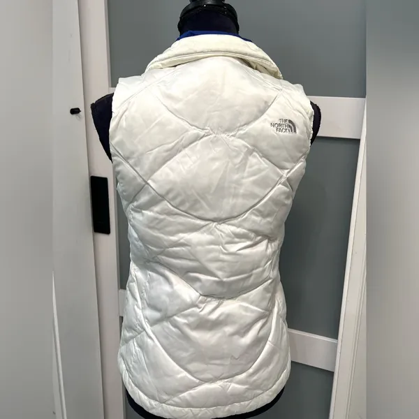 THE NORTH FACE PUFFER VEST 🌷🌷 - Image 3