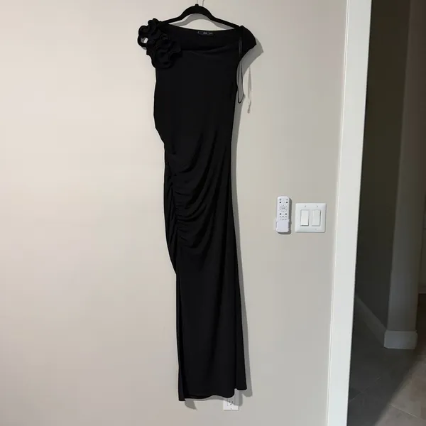 Mango asymmetric sleeveless maxi dress with statement shoulder black size M us 6 - Image 4