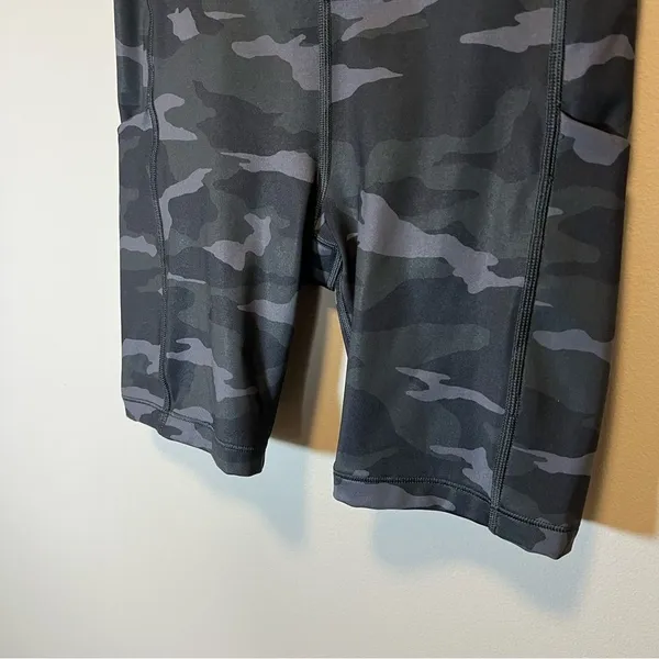 Athleta Ultimate Stash Pocket‎ Camo 7” Shorts Biker XS - Image 4