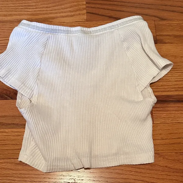 SHEIN Off-White Ribbed V-Neck Crop Top - Image 3