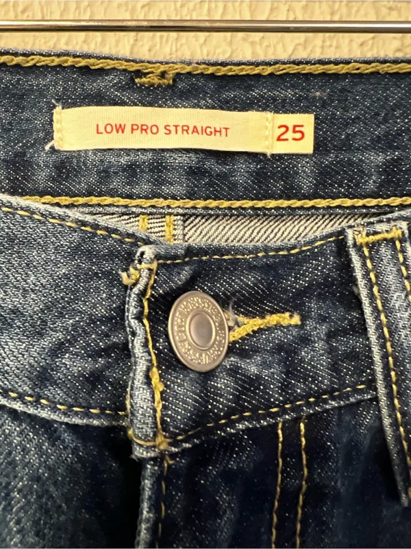 Levi’s Low Pro Straight leg Mid Rise Distressed knee jeans size 25 - Image 6