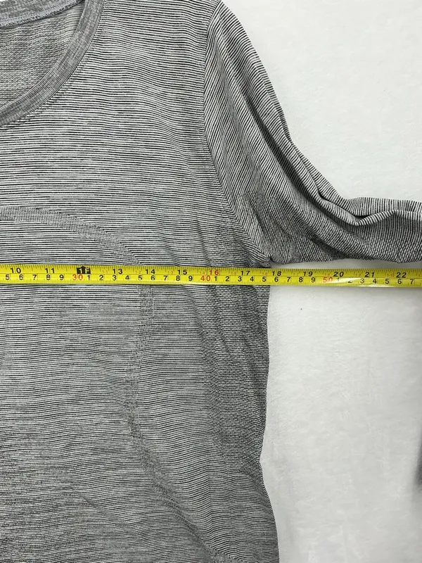 lululemon athletica Heathered Gray Long Sleeve Crewneck 740 - Image 3