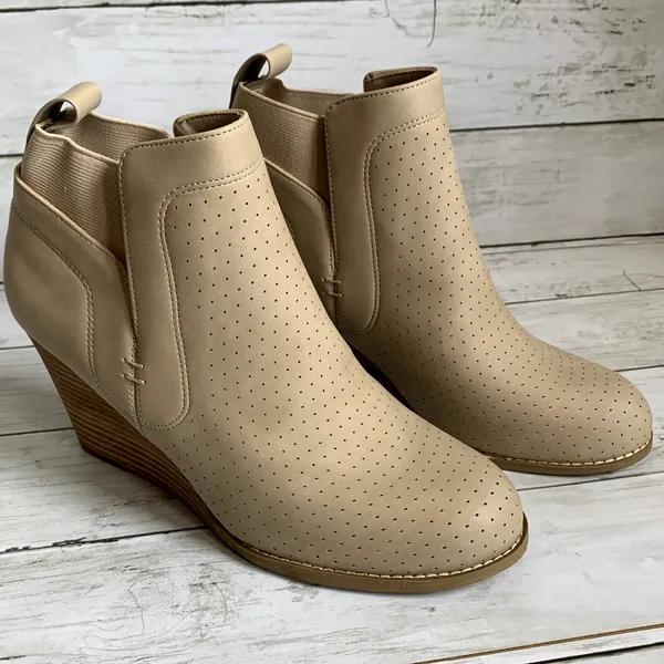 NWT DV by Dolce Vita‎ Gerdy Wedge Ankle Bootie in Beige Tan Size 9 - Image 2